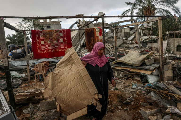 فلسطينية تتفقد الدمار الذي تسبب به القصف الاسرائيلي في قرية الخزاع شرق خان يونس في قطاع غزة في 27 تشرين الثاني/نوفمبر 2023 (أ ف ب)