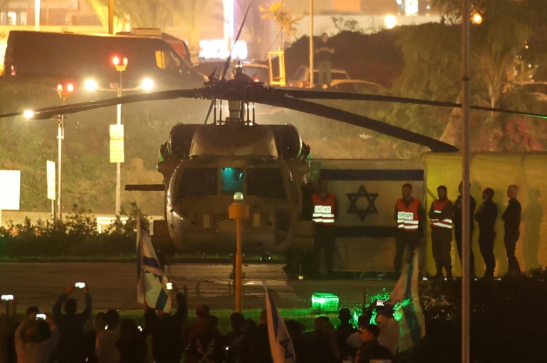 مروحية إسرائيلية تقل رهائن أطلقتهم حماس تهبط في مركز شنايدر الطبي في تل أبيب في 24 تشرين الثاني/نوفمبر 2023 (أ ف ب)