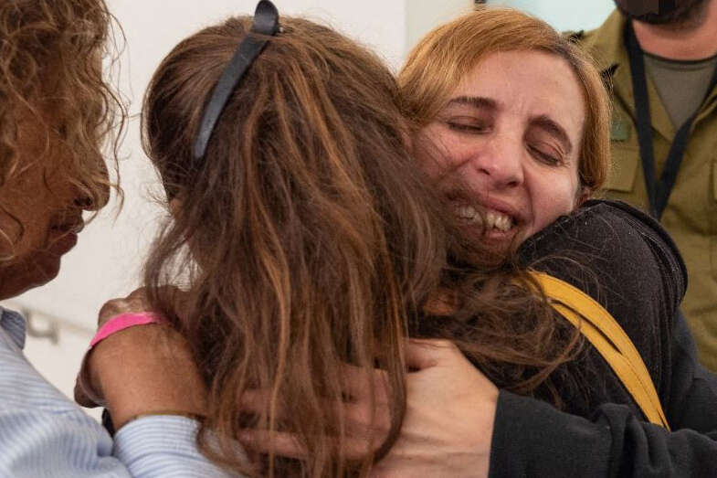 دانيال ألوني وهي تحتضن أفراد عائلتها بعد إطلاق سراحها
