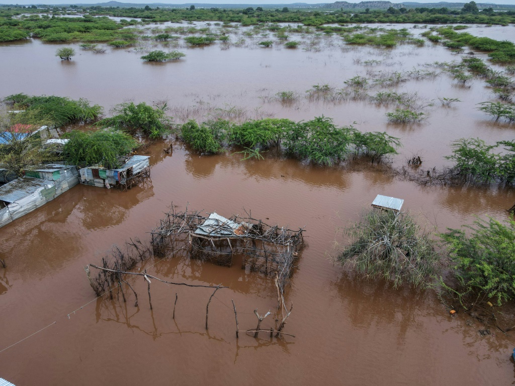 وابتلعت الفيضانات المنازل والطرق والجسور في الصومال (ا ف ب)