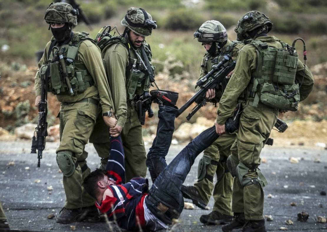 جنود اسرائيليون يعتدون على مواطن فلسطيني بوحشية (مواقع التواصل)