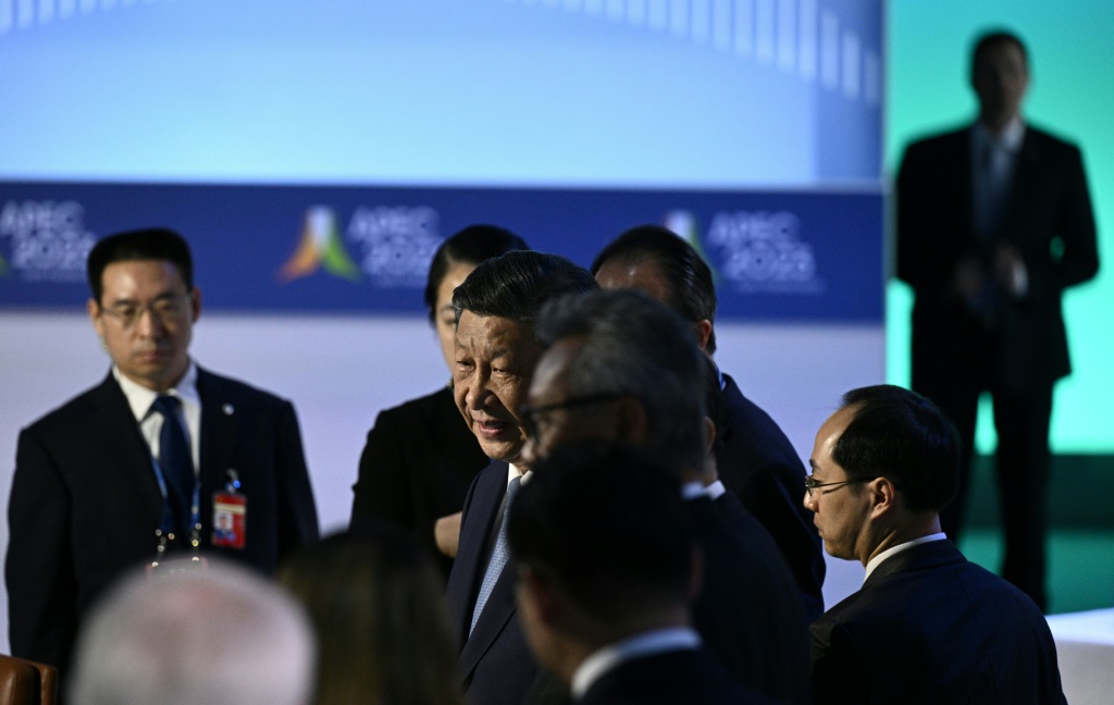 الرئيس الصيني شي جينبينغ (وسط) في قمة أبيك في سان فرانسيسكو بتاريخ 17 تشرين الثاني/نوفمبر 2023 (أ ف ب)   