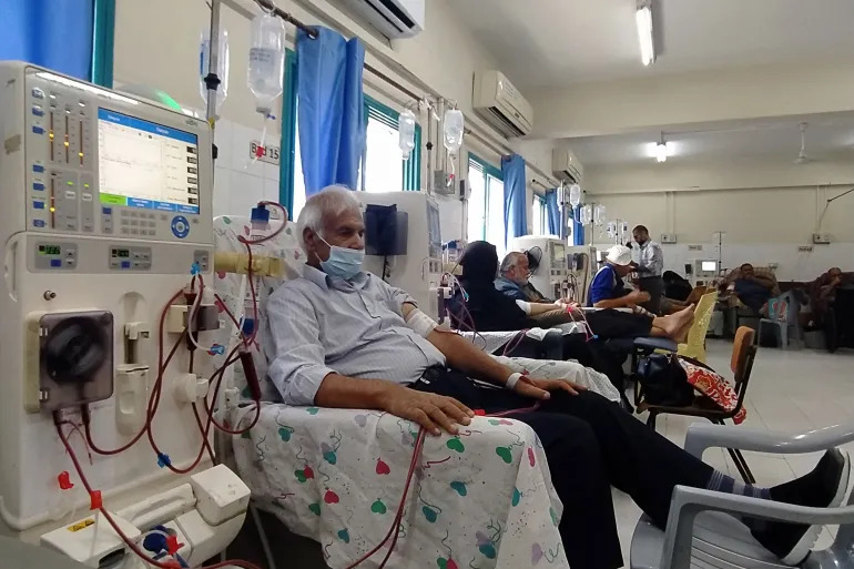 مرضى يتلقون غسيل الكلى في مستشفى الشفاء بمدينة غزة (الجزيرة)