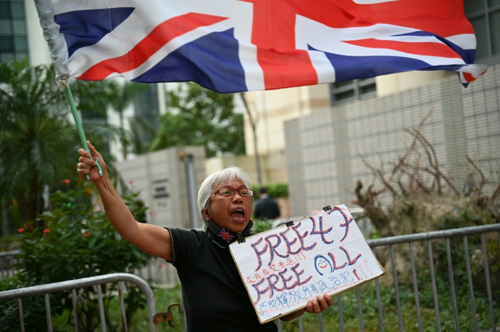 صورة مؤرخة في 29 تشرين الثاني/نوفمبر 2023 لناشطة مؤيدة للديموقراطية تقلب ب"الجدة وونغ" أمام محكمة في هونغ كونغ تحاكم 47 ناشطا مؤيدا للديموقراطية (ا ف ب)