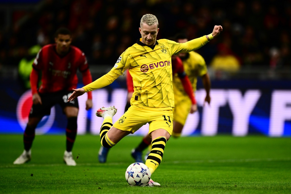 مهاجم بوروسيا دورتموند الالماني ماركو رويس في طريقه لافتتاح التسجيل لفريقه في مرمى ميلان من ركلة جزاء في دوري ابطال اوروبا. 28 تشرين الثاني/نوفمبر 2023 (ا ف ب)