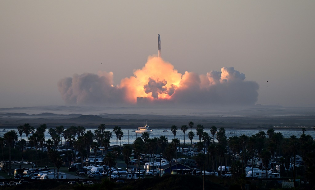 - صور AFP لعام 2023 - إطلاق صاروخ SpaceX's Starship من Starbase خلال رحلته التجريبية الثانية في بوكا تشيكا، تكساس، في 18 نوفمبر 2023. (أ ف ب)   
