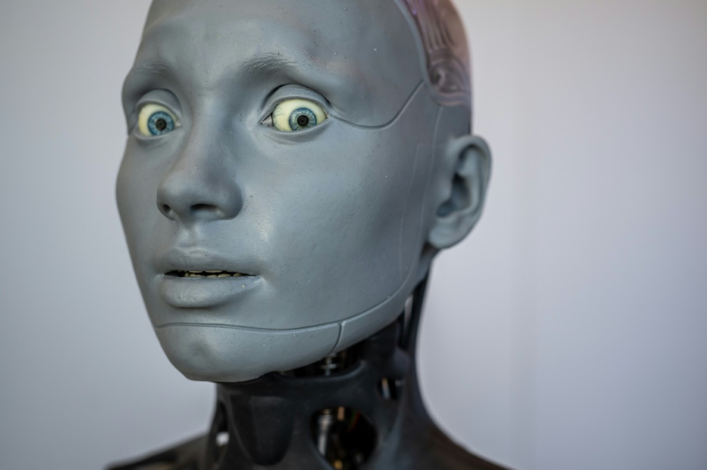 - صور وكالة فرانس برس لعام 2023 - روبوت الذكاء الاصطناعي "Ameca" ينظر إلى جناح شركة الفنون الهندسية خلال أكبر تجمع في العالم لروبوتات الذكاء الاصطناعي البشرية كجزء من القمة العالمية للاتحاد الدولي للاتصالات (ITU) للذكاء الاصطناعي من أجل الصالح العام في جنيف ، في 5 يوليو 2023. (أ ف ب)
