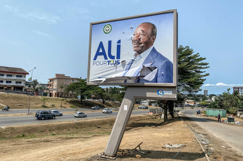    – صور وكالة فرانس برس لعام 2023 – منظر عام للوحة إعلانية ممزقة لحملة رئيس الجابون المخلوع علي بونغو أونديمبا في ليبرفيل في 31 أغسطس 2023. (أ ف ب).