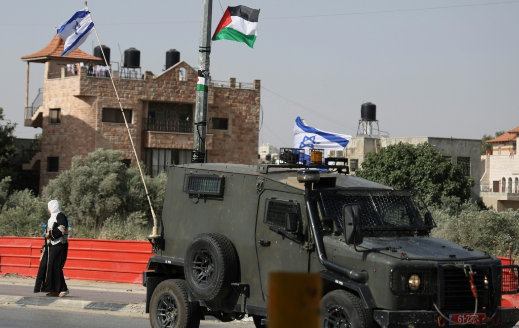 يواصل الجيش الإسرائيلي عملياته العسكرية في مدينة ومخيم جنين شمالي الضفة الغربية منذ مساء الثلاثاء (أ ف ب)