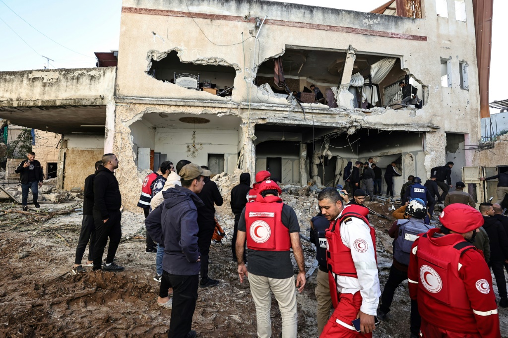 سكان ومسعفون في جنين في الضفة الغربية المحتلة بعد عملية عسكرية إسرائيلية في 29 تشرين الثاني/نوفمبر 2023 (ا ف ب)