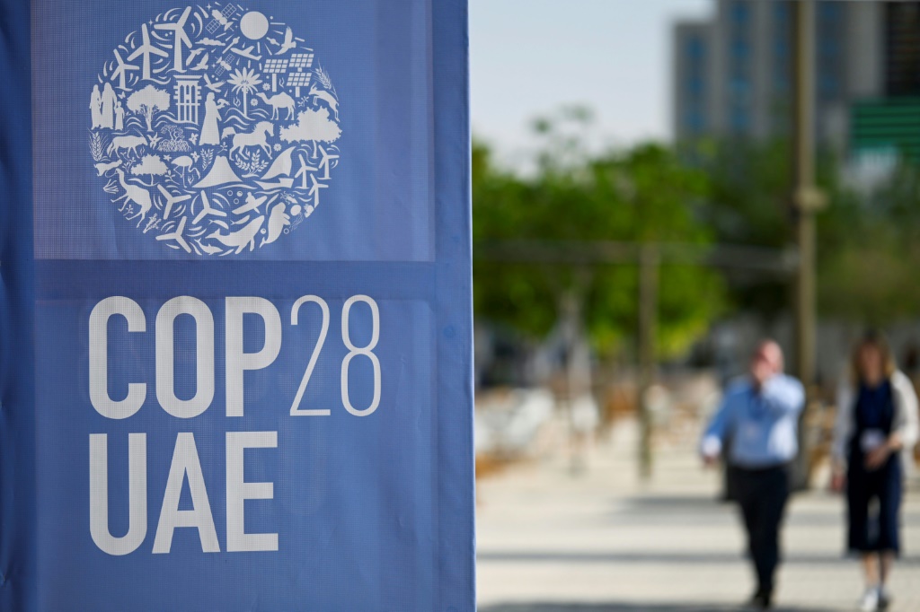مارة إلى جانب شعار مؤتمر الأمم المتحدة للمناخ كوب28 في دبي في 28 تشرين الثاني/نوفمبر 2023 (ا ف ب)