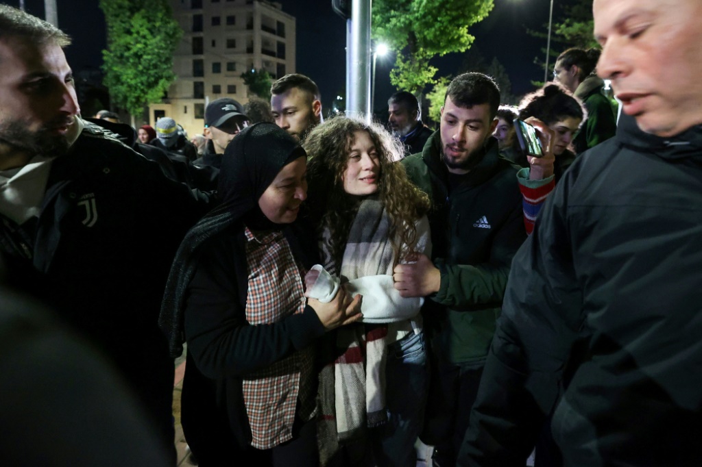 صورة مؤرخة في 30 تشرين الثاني/نوفمبر 2023 للناشطة الفلسطينية عهد التميمي لدى الإفراج عنها من السجن في رام الله (ا ف ب)