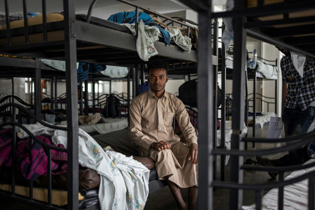 الإثيوبي شمس الدين آوول (20 عاما) في مركز عبور تابع لمنظمة الهجرة الدولية في أديس أبابا، في 25 تشرين الثاني/نوفمبر 2023 (أ ف ب)   
