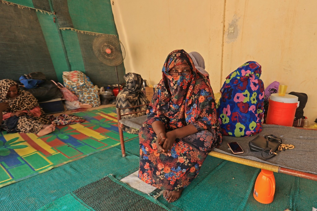 نساء نزحن بسبب النزاع يجلسن في مسجد في بلدة وادي حلفا الحدودية شمال السودان قرب مصر في 12 أيلول/سبتمبر 2023 (ا ف ب)