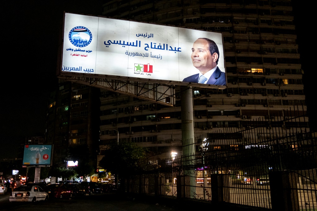 لوحة إعلانية دعائية للرئيس المصري عبد الفتاح السيسي قبل الانتخابات الرئاسية المقررة في العاشر من كانون الأول/ديسمبر 2023 (ا ف ب)