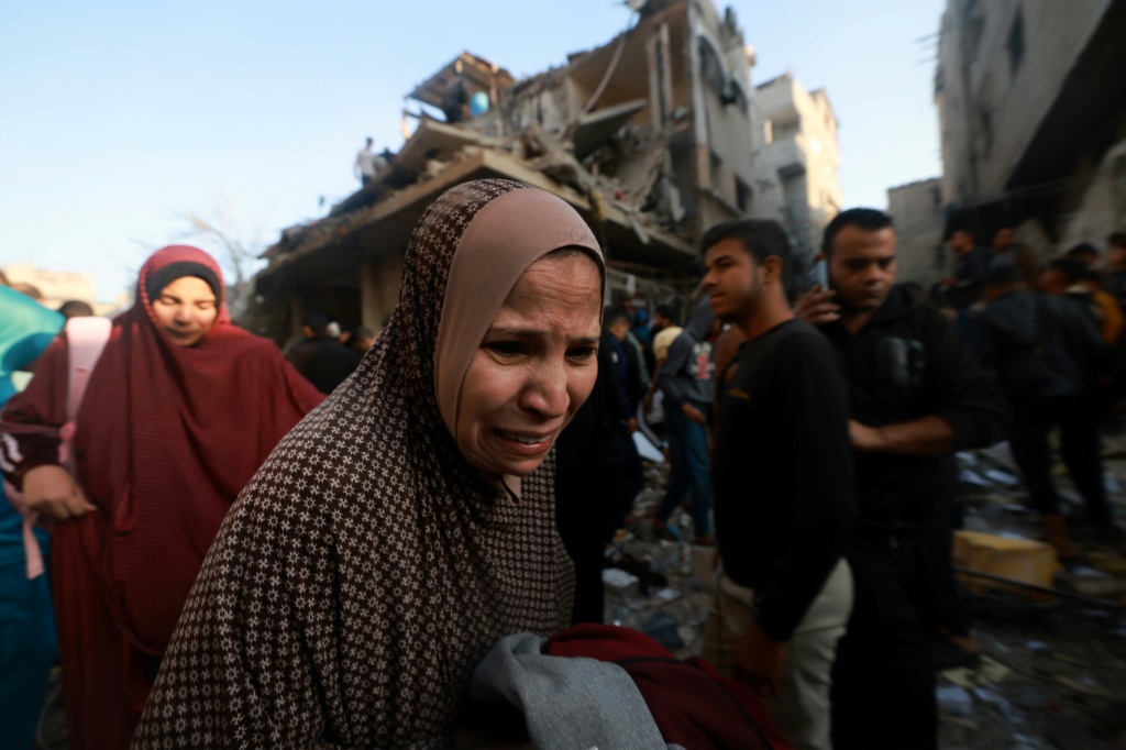  &nbsp;  امرأة فلسطينية تتفاعل بينما يتفقد الناس أنقاض مبنى مدمر في مخيم رفح للاجئين مع استئناف الغارات الجوية الإسرائيلية بعد انتهاء الهدنة بين إسرائيل ومسلحي حماس. (أ ف ب)  &nbsp;