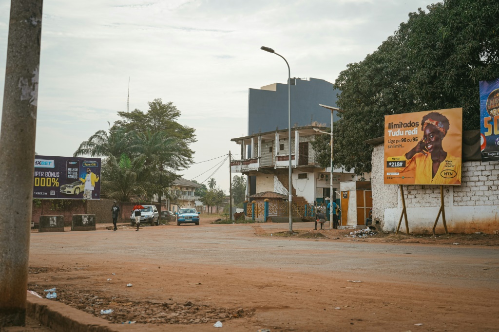 سُمع دوي إطلاق نار في عاصمة غينيا بيساو خلال الليل، حيث يقول الجيش إنه سيطر على الوضع بعد اشتباكات (أ ف ب)   