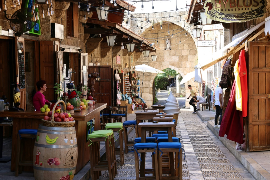 مطعم في مدينة جبيل السياحية الأثرية في لبنان خال من الروّاد في العاشر من تشرين الثاني/نوفمبر 2023 (أ ف ب)   