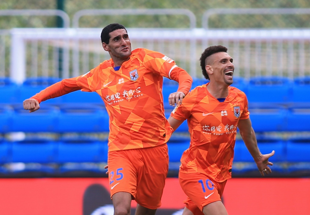 فاز لاعب خط الوسط الدولي السابق البلجيكي مروان فلايني بلقب الدوري الصيني لكرة القدم مع شاندونغ في عام 2021 وبالكأس المحلية ثلاث مرات (ا ف ب)