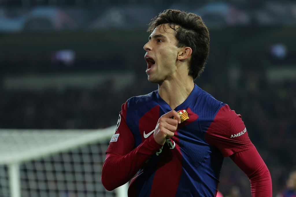 البرتغالي جواو فيليكس مهاجم برشلونة بعد تسجيله الهدف الثاني لفريقه أمام بورتو البرتغالي على ملعب لويس كومبانيس الاولمبي في برشلونة في 28 تشرين الثاني/نوفمبر 2023 (ا ف ب)
