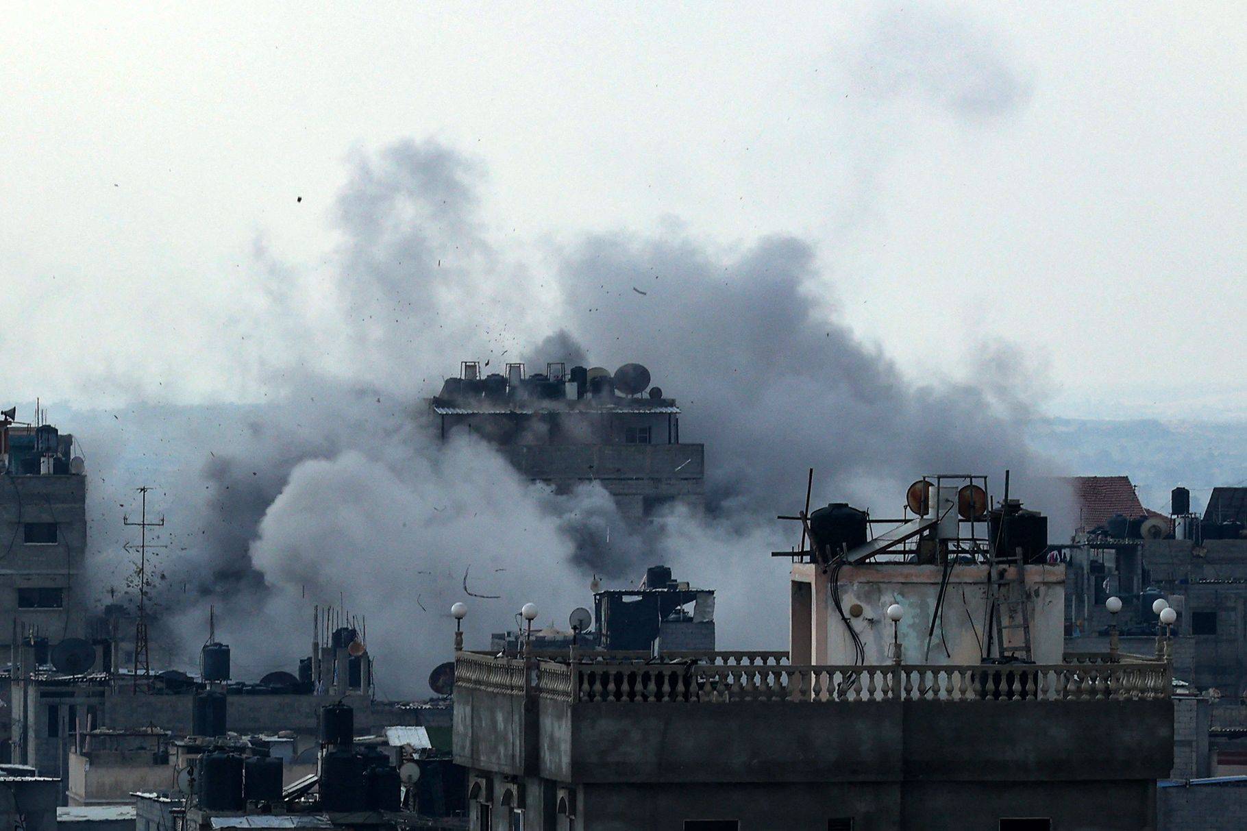 الدخان يتصاعد عقب غارة إسرائيلية قرب رفح على الحدود بين مصر وقطاع غزة الجمعة (أ.ف.ب)