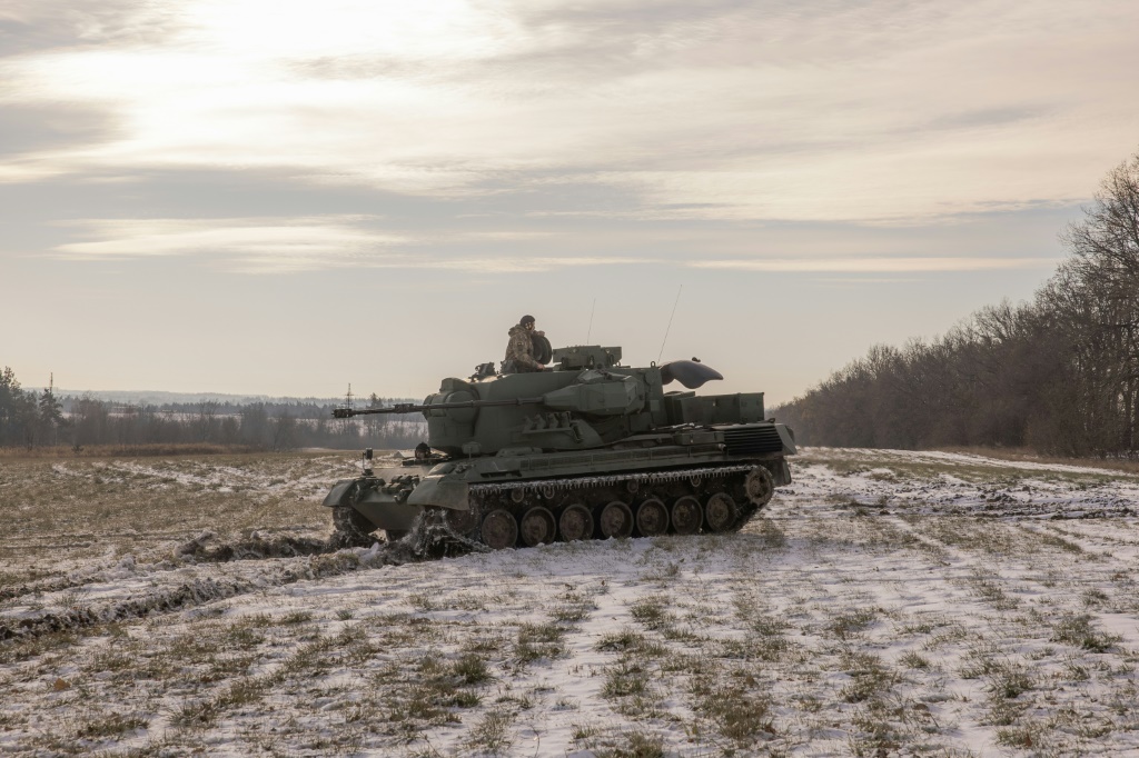 عناصر أوكرانيون على متن دبابة مضادة للطائرات على أطراف كييف بتاريخ 30 تشرين الثاني/نوفمبر 2023 (ا ف ب)