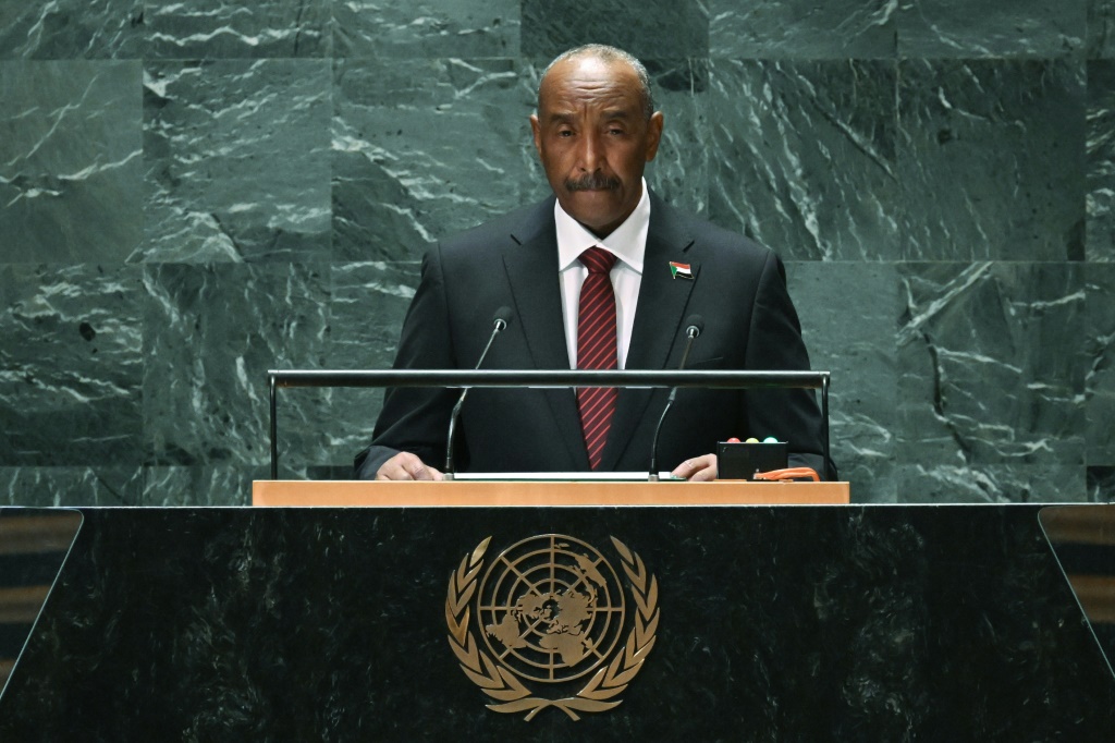 رئيس مجلس السيادة الانتقالي في السودان عبد الفتاح البرهان يخاطب الدورة الثامنة والسبعين للجمعية العامة للأمم المتحدة في مقر المنظمة في مدينة نيويورك في 21 أيلول/سبتمبر 2023 (ا ف ب)