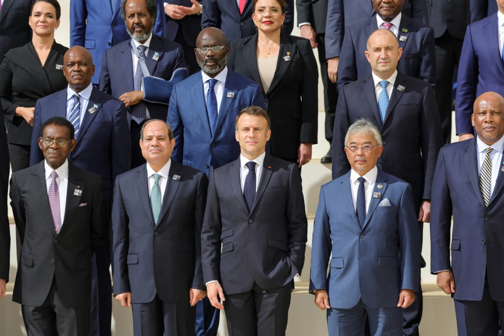 الرئيس الفرنسي إمانويل ماكرون والرئيس المصري عبدالفتاح السيسي من بين عدد من القادة أثناء التقاط صورة جماعية خلال مؤتمر كوب28 في دبي في 1 كانون الأول/ديسمبر 2023 (ا ف ب)