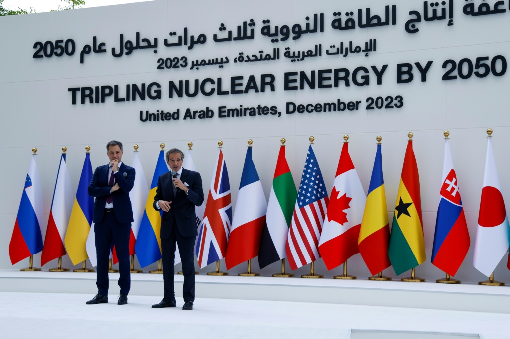 رئيس الوزراء البلجيكي ألكسندر دي كرو (يسار) يستمع بينما يتحدث المدير العام للوكالة الدولية للطاقة الذرية رافايل غروسي خلال جلسة دعت لمضاعفة الطاقة النووية ثلاث مرات بحلول عام 2050 في قمة الأمم المتحدة للمناخ في دبي في 2 كانون الأول/ديسمبر 2023 (أ ف ب)   