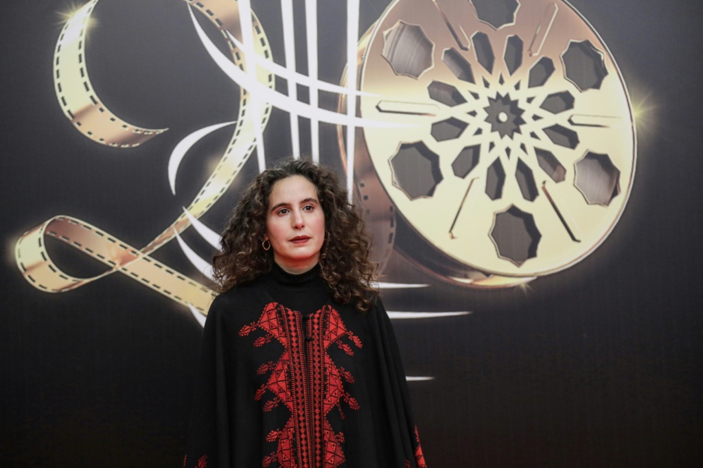 صورة مؤرخة في 25 تشرين الثاني/نوفمبر 2023 للمخرجة الفرنسية المغربية الفلسطينية لينا سوالم على السجادة الحمراء في المهرجان الدولي للفيلم في مراكش (ا ف ب)