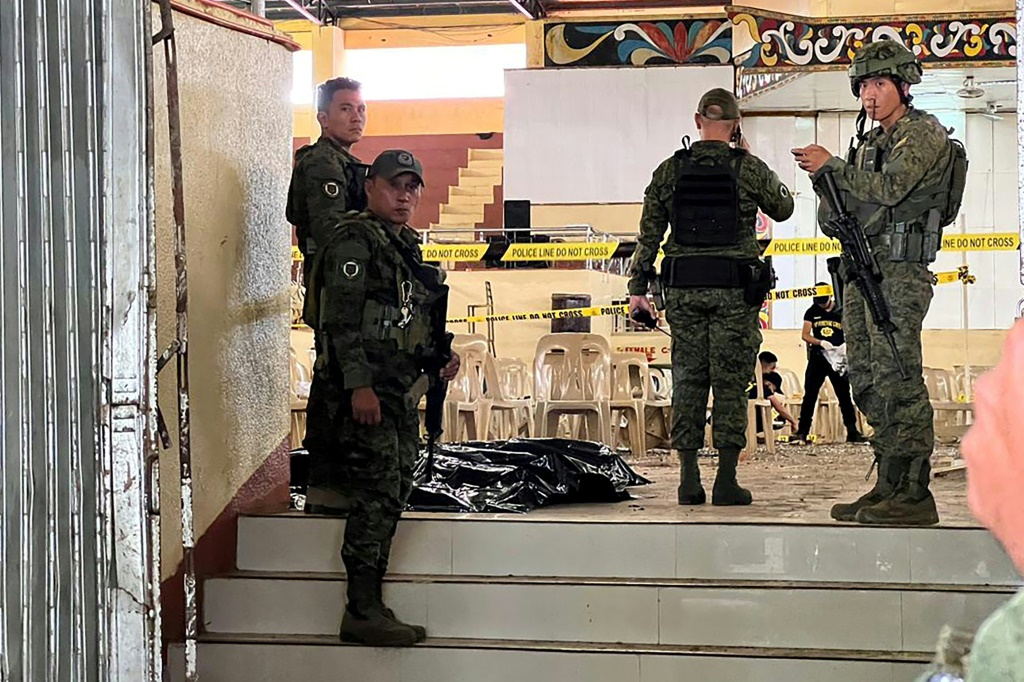 عناصر من قوات الأمن الفيليبينية في مكان التفجير الذي استهدف قداسا للكاثوليك في الثالث من كانون الأول/ديسمبر 2023 (ا ف ب)