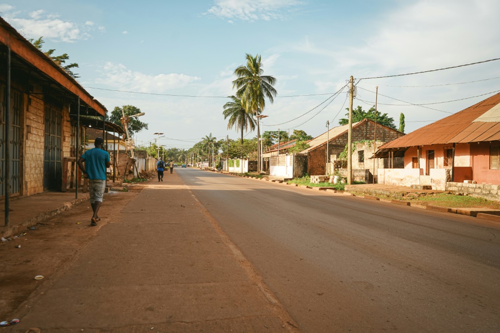 شارع خال في بيساو في الأول من كانون الأول/ديسمبر 2023 في غينيا بيساو (ا ف ب)