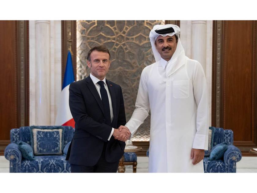 الشيخ تميم بن حمد آل ثاني أمير قطر مع الرئيس إيمانويل ماكرون رئيس الجمهورية الفرنسية (قنا)