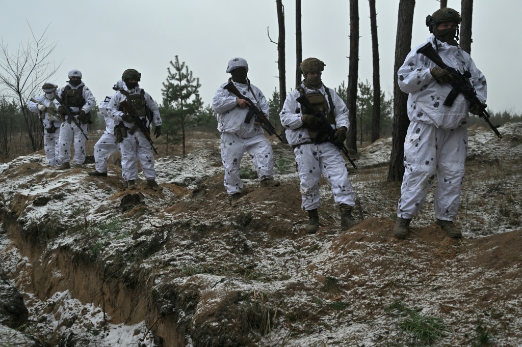 جنود اوكرانيون يتدربون في منطقة خاركيف في 1 كانون الاول/ديسمبر 2023. (ا ف ب)