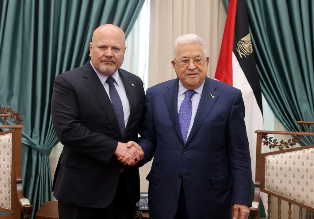 صورة وزعها المكتب الصحافي الفلسطيني للرئيس محمود عباس (يمين) أثناء لقائه مع مدعي عام المحكمة الجنائية الدولية كريم خان في لضفة الغربية في 2 كانون الأول/ديسمبر 2023 (ا ف ب)