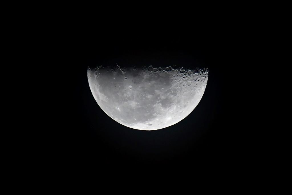 لقطة للقمر أثناء استعداد صاروخ مهمة "أرتيميس 1" للإقلاع من مركز كينيدي الفضائي في كيب كانافيرال بفلوريدا بتاريخ 16 تشرين الثاني/نوفمبر 2022 (ا ف ب)