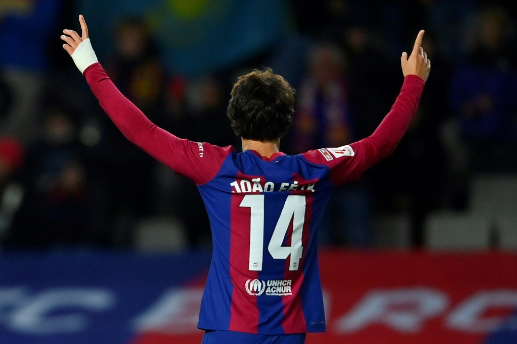 مهاجم برشلونة المعار من أتلتيكو مدريد يفتتح التسجيل في مرمى فريقه السابق على ملعب لويس كومبانيس الاولمبي في برشلونة في 3 كانون الأول/ديسمبر 2023 (ا ف ب)