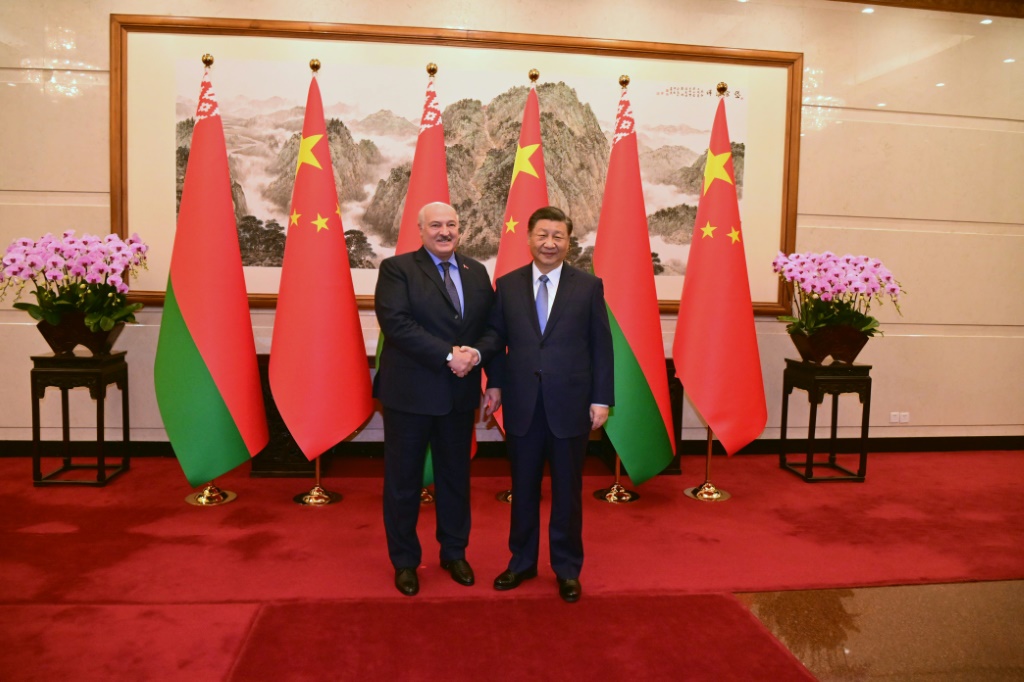 الرئيسان الصيني شي جينبينغ (يسار) والبيلاروسي ألكسندر لوكاشنكو خلال لقائهما في بكين، في صورة وزعها المكتب الإعلامي التابع للرئاسة البيلاروسية في 4 كانون الأول/ديسمبر 2023 (ا ف ب)