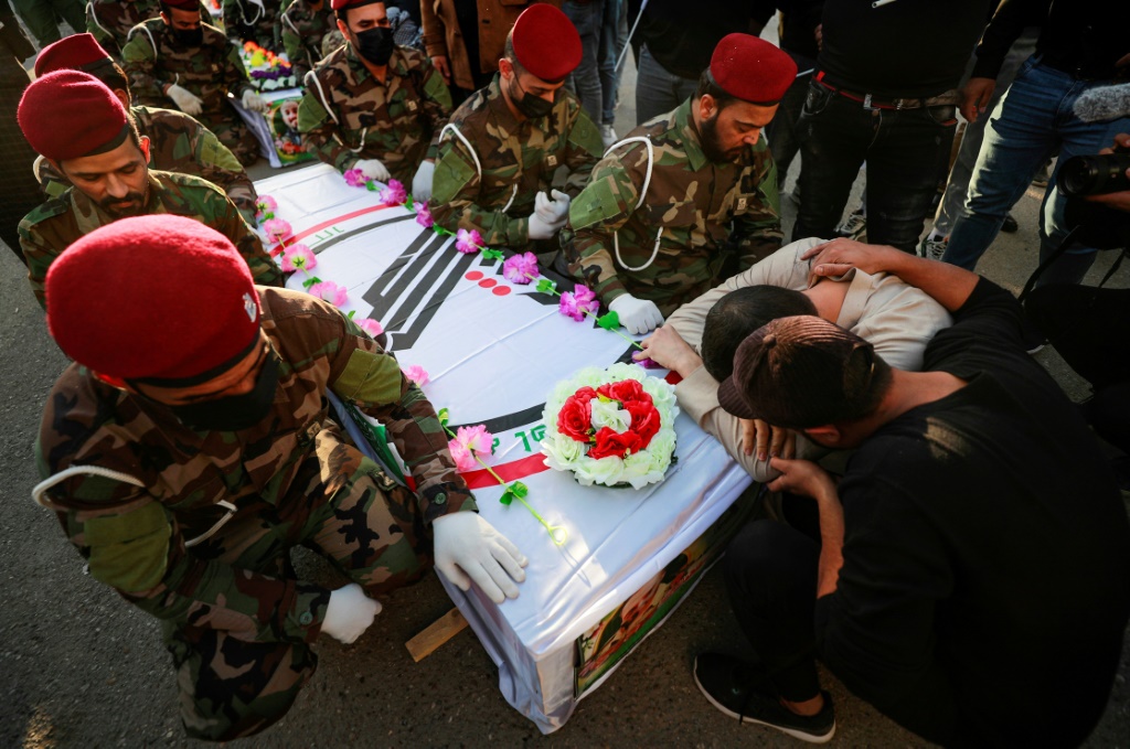 خلال تشييع مقاتل ينتمي الى مجموعة موالية لايران وقتل في ضربة اميركية في بغداد في 22 تشرين الثاني/نوفمبر 2023 (ا ف ب)