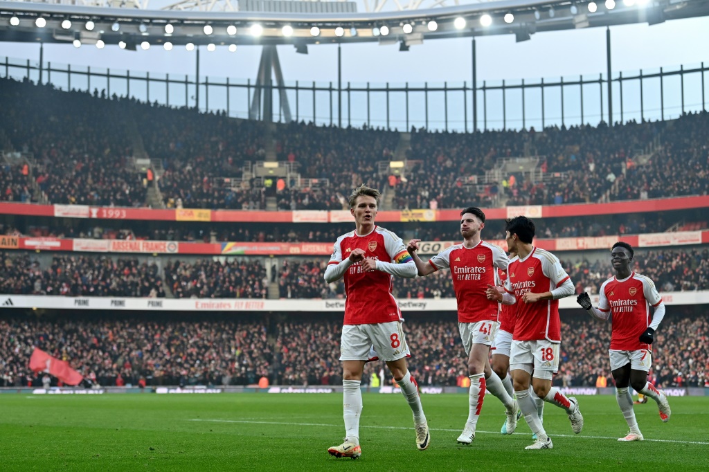 لاعبو ارسنال يحتفلون بالهدف الثاني في مرمى ولفرهامبتون (2-1) في الدوري الانكليزي في الثاني من كانون الأول/ديسمبر 2023 (ا ف ب)