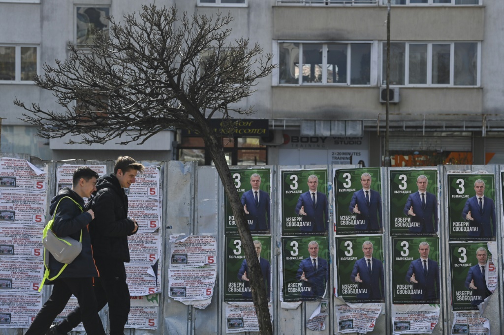 لوحات إعلانية انتخابية في العاصمة البلغارية صوفيا في 30 آذار/مارس 2023 (ا ف ب)