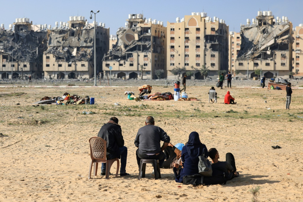 سكان من مدينة حمد السكنية في خان يونس بعدما فروا من منازلهم عقب ضربة إسرائيلية بتاريخ 2 كانون الأول/ديسمبر 2023 (ا ف ب)