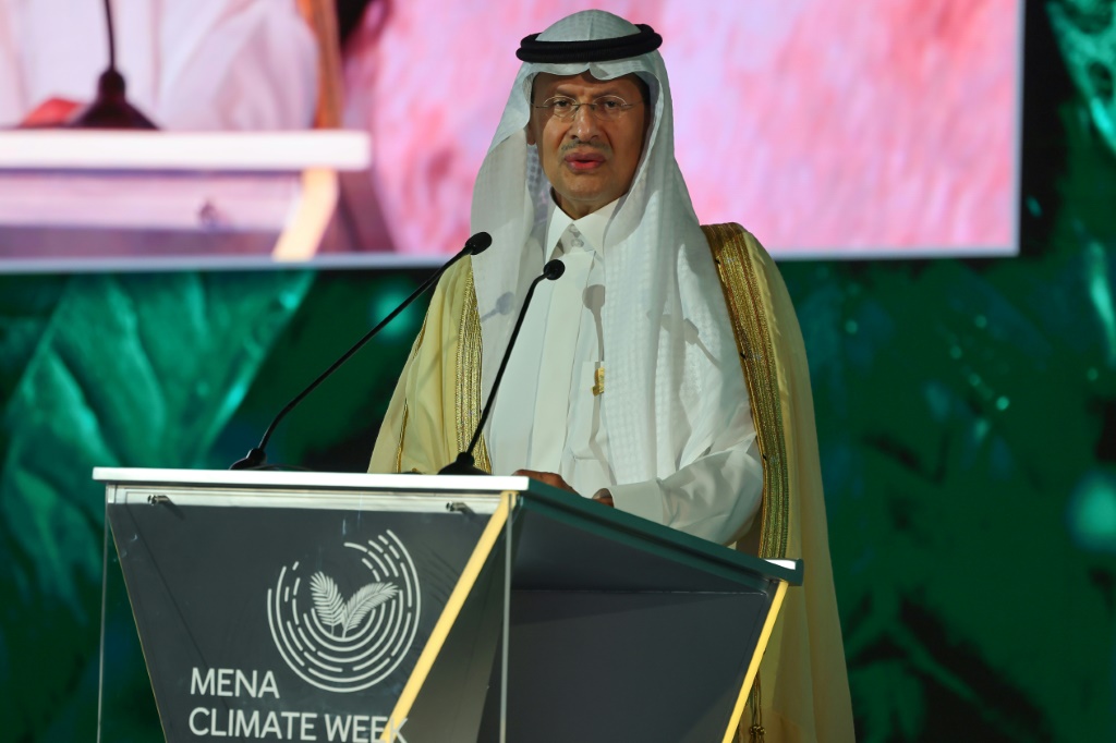 استبعد وزير الطاقة السعودي الأمير عبد العزيز بن سلمان الإثنين الموافقة على أي خفض تدريجي لاستخدام النفط في محادثات المناخ خلال مؤتمر الأطراف "كوب28"، في مؤشر يدل على أن المفاوضات ستكون شاقة في دبي. وشدد الوزير في مقابلة أجريت معه في الرياض على أن السعودية وغيرها من الدول، لن توافق على خطوة كهذه.  وقال بن سلمان لوكالة بلومبرغ "بالتأكيد لا... وأؤكد لكم أن لا أحد، وأتحدث هنا عن الحكومات، يؤمن بذلك".  وأضاف "أود أن أطرح هذا التحدي على كل أولئك الذين... يقولون بشكل علني إنه علينا (خفض استخدام الوقود الأحفوري تدريجيًا)، سأعطيكم أسماءهم وأرقامهم، واتصلوا بهم واسألوهم كيف سيفعلون ذلك".   على صعيد آخر، قلّل الوزير من شأن المساهمات المالية الغربية في "صندوق الخسائر والأضرار" الخاص بالمناخ، واصفا الأمر بأنه "تغيير بسيط"، ومجددا التركيز على أهمية تعهّدات قطعتها الرياض بتوفير تمويل لبلدان نامية.  وقال إن السعودية غير المساهمة في الصندوق الجديد الذي أطلقته الأمم المتحدة على الرغم من أنها أكبر مصدّر للنفط في العالم، أعلنت تخصيص "ما يصل إلى 50 مليار دولار أميركي" لبلدان إفريقية من أجل تحقيق أهداف المناخ العالمية.  وبلغت قيمة المساهمات في صندوق الخسائر والأضرار منذ انطلاق مؤتمر كوب28 في دبي حوالى 700 مليون دولار من مانحين بينهم الاتحاد الأوروبي والولايات المتحدة، إلا أن نشطاء وصفوا المبالغ بأنها غير كافية.  وجاء في كلمة للوزير السعودي عبر الفيديو خلال فعاليات النسخة الثالثة من منتدى مبادرة السعودية الخضراء 2023 الذي يقام في دبي بالتزامن مع كوب28 "على عكس التغيير البسيط الذي عرضه شركاؤنا من الدول المتقدمة، فقد أعلنت المملكة من خلال التعاون بين بلدان الجنوب في القمة السعودية الإفريقية في الرياض الشهر الماضي، عن تخصيص ما يصل إلى 50 مليار دولار أميركي".  وشدّد على أن ذلك "سيساعد البنى التحتية المرنة وتعزيز الأمور المناخية والتكيف في القارة الأفريقية، مباشرة عبر الشركاء السعوديين".  ووجّه نشطاء انتقادات لعمليات التمويل الخاصة معتبرين أنها تفتقر للشفافية وأنها غير ملزمة وتشمل قروضا واستثمارات.  وتعطي تصريحات وزير الطاقة السعودي مؤشرا إضافيا يدل على تباينات كبيرة في ما يتعلّق بالتصدي للتغيير المناخي، مع سعي مفاوضين من دول العالم للتوصل لاتفاق في دبي.  وتترك النسخة الأخيرة من مسودة النص النهائي للمؤتمر التي نُشرت الثلاثاء، جميع الخيارات مطروحة بشأن مستقبل الوقود الأحفوري، ما ينذر بمفاوضات صعبة.  ويشكّل الاستغناء أو الخفض التدريجي لاستخدام الوقود الأحفوري محور سجال أساسيا في المحادثات الجارية في الإمارات التي تعد واحدة من أكبر منتجي النفط في العالم.  وقال الوزير إن السعودية أجرت تعديلا جذريا لمصادر الطاقة التي تعتمد عليها واستثمرت في الطاقة المتجددة وحسنت كفاءة الطاقة مع سعيها للوصول إلى اقتصاد خال من انبعاثات الكربون بحلول العام 2030.  وتشكل إفريقيا محور اهتمام للسعودية والإمارات التي تعهّدت في أيلول/سبتمبر باستثمارات بالطاقة النظيفة في القارة بقيمة 4,5 مليارات دولار.  وقال رئيس مجلس إدارة شركة النفط السعودية العملاقة أرامكو ياسر الرميان في المنتدى إنه لا يمكن الذهاب إلى بلدان غير متقدّمة أو نامية والطلب منها اتّخاذ التدابير نفسها في ما يتعلّق بعملية التحوّل.  وقال إنه سمع وزيرا إفريقيا يقول "لكي نحقق نموا، علينا في بادئ الأمر أن نصدر انبعاثات كربونية ومن ثم القضاء على هذه الانبعاثات".  وشدّد على أن الأمر يستدعي مقاربة "أقل مثالية وأكثر عملية" (ا ف ب)