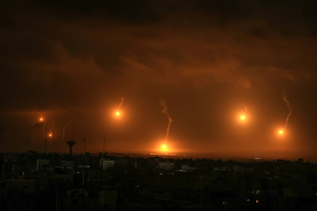 قنابل إسرائيلية مضيئة فوق رفح في جنوب قطاع غزة في 4 ك1/ديسمبر 2023 (ا ف ب)