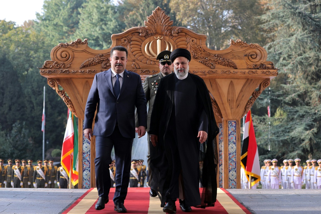 صورة مؤرخة في 6 تشرين الثاني نوفمبر 2023 وزعتها الرئاسية الإيرانية تظهر وزير الخارجية العراقية محمد شياع السوداني إلى جانب الرئيس الإيراني ابراهيم رئيسي في طهران (ا ف ب)