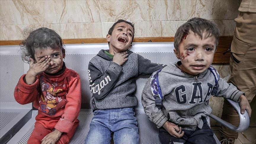  يقرب من 16 ألف شخص قتلوا في غزة غالبيتهم من الأطفال منذ 7 أكتوبر/تشرين الأول الفائت (الأناضول)