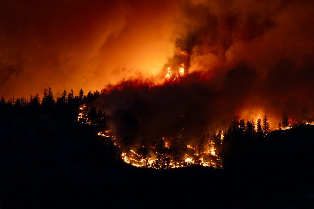 حريق هائل في منطقة ويست كيلونا بمقاطعة بريتش كولومبيا في غرب كندا في 17 آب/أغسطس 2023 (ا ف ب)