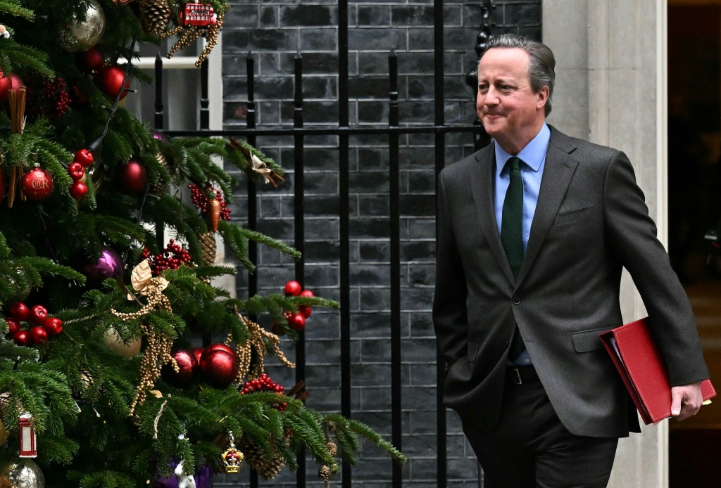 وزير الخارجية البريطاني ديفيد كامرون مغادراً مقر رئاسة الوزراء في وسط لندن في 5 كانون الأول/ديسمبر 2023 (ا ف ب)
