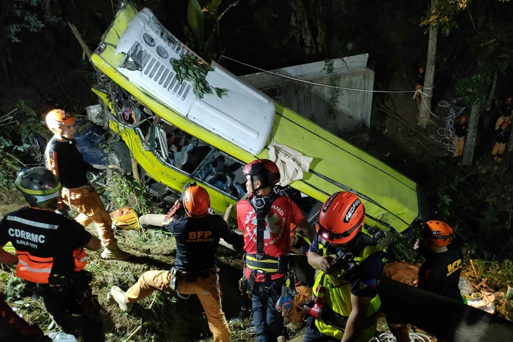 لقي 17 شخصا حتفهم عندما انحرفت حافلة ركاب عن الطريق وسقطت على جبل بوسط الفلبين (ا ف ب)