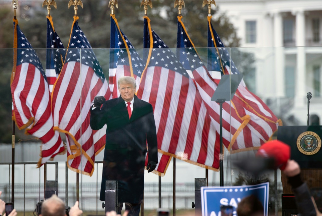 الرئيس الأميركي (حينها) دونالد ترامب مخاطبا مناصريه قرب البيت الأبيض في السادس من كانون الثاني/يناير 2021 (ا ف ب)